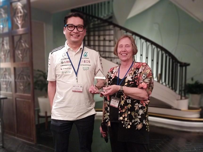 Anne presents our 2025 partner award to Data World Solutions