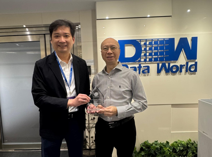 Wallace hands over the award in Hong Kong